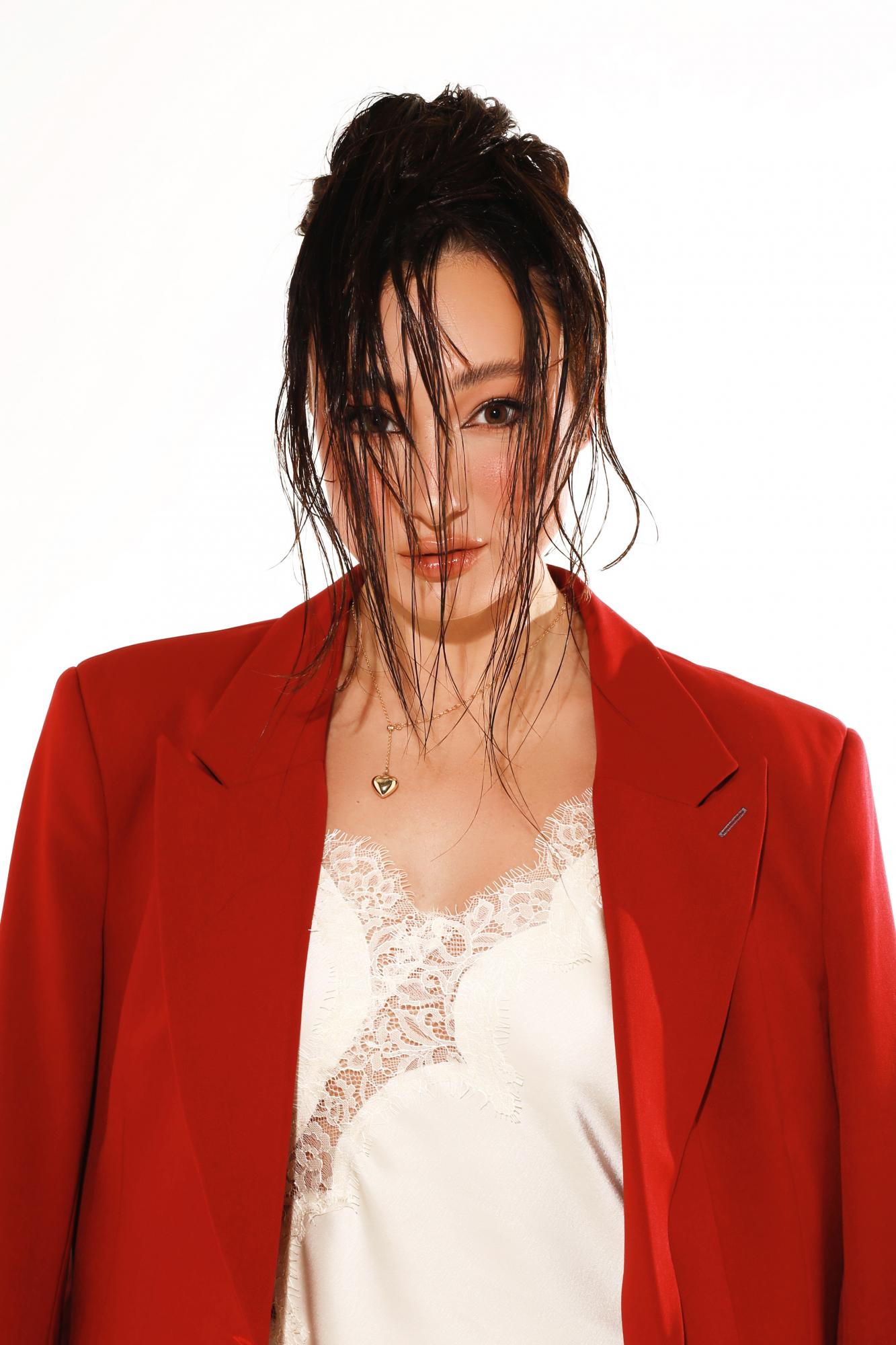 Від Barbie до парфумів Dior: що знаходили під подушкою українські зірки на День Святого Миколая